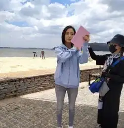 雷佳音怎么想佟丽娅风波后和郭京飞演情侣,甜蜜相拥配一脸

