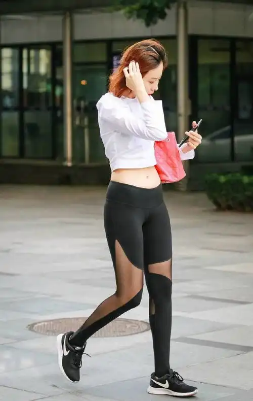 小腹那么多肉,还好意思穿瑜伽裤出门美女也真是太勇敢了
