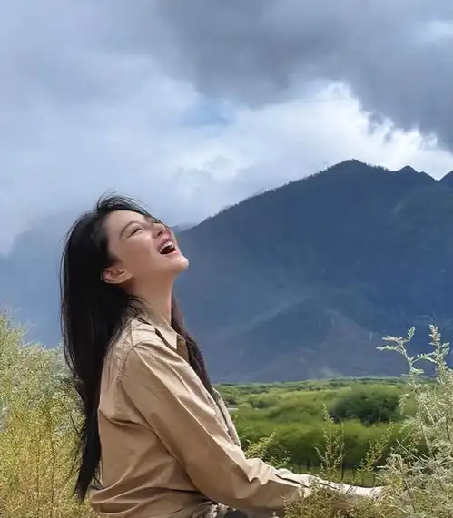 张馨予西藏旅游照,惬意舒适,小露蛮腰又美又飒
