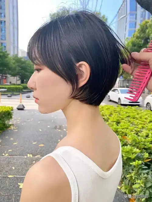 女生头发看上去有点秃怎么剪今日头条
