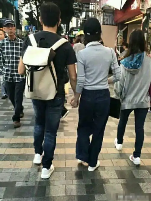 吴奇隆刘诗诗独特牵手方式曝光,网友取笑这是大毛病但请不要改
