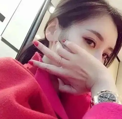 女友出差三天回来成这样了,她说摔了一跤,我该信她吗哈哈
