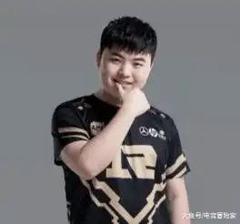 uzi上单快乐亚索,四级越塔单杀杰斯,别再说他是托儿索了
