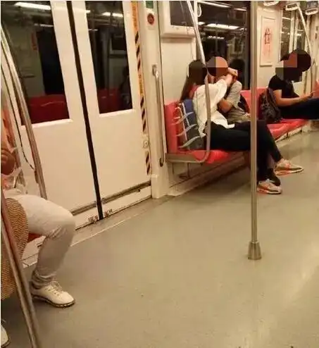 楼下吻别,情侣与大妈打成一团公共场合不可描述到底该不该
