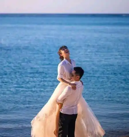 继赵丽颖之后,又一女明星官宣结婚,晒出婚纱照,感慨嫁给爱情
