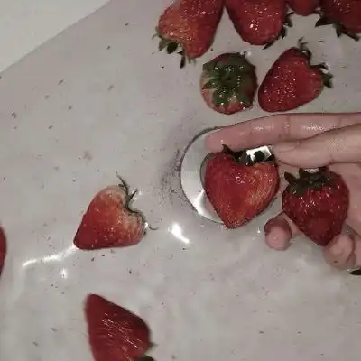 ins草莓背景你和草莓一样甜听风景静物头像我要个性网
