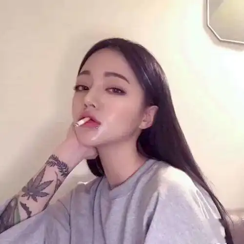 头像图片丨超酷的女生抽烟头像
