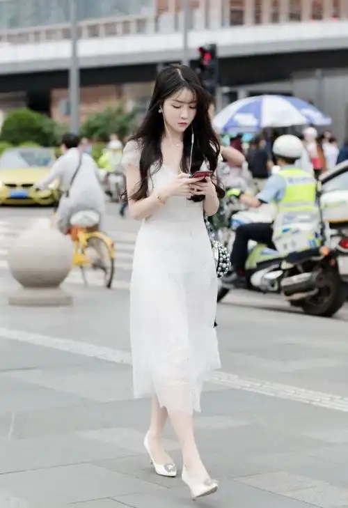 时尚街拍偶遇穿小白裙最美的女神,举手投足散发仙气感
