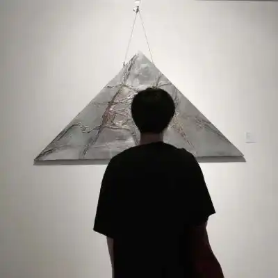 黑白单人情头身影两张,总有一天会反过来拥抱你
