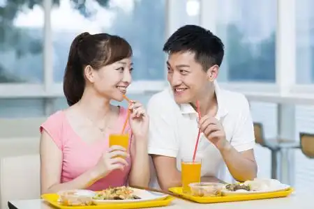 情侣吃饭时候的坐法面对面坐和并排坐有着什么意义
