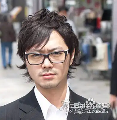 2012年男士中长发发型展现男士成熟稳重的一面
