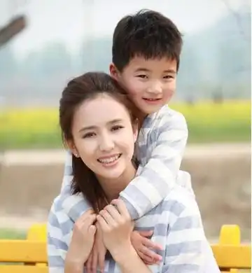 佟丽娅带儿子探班陈思诚,离婚不离家,他们的关系比情侣还牢靠
