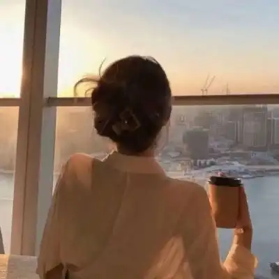 真人女生头像背影不露脸
