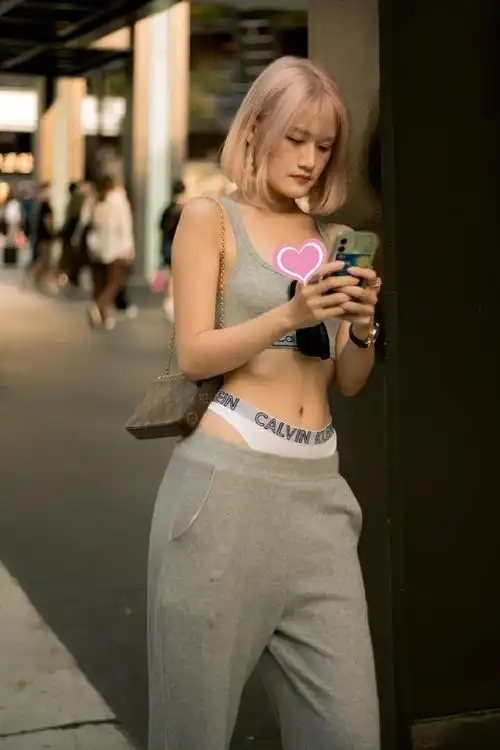 瑜伽裤外穿内裤外露,这些网红式穿搭,究竟带偏多少普通女孩

