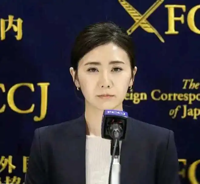 福原爱和解后首露面双眼含泪后悔为别人而活,面部浮肿好心疼
