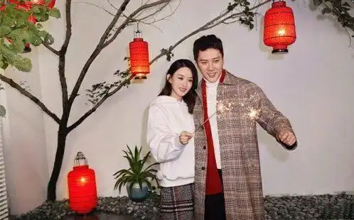 赵丽颖携儿子聚会,爱子正脸首曝光大额头像妈妈,两保姆贴身伺候
