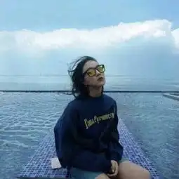 唯美意境情头一对两张背景蓝天白云下的恋爱
