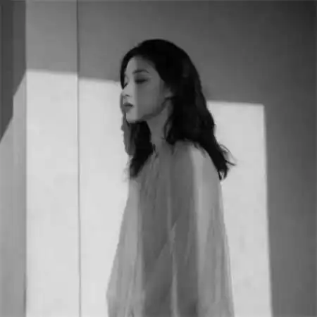 女生微信黑白头像伤感,舍得让你难过的人是不爱你的
