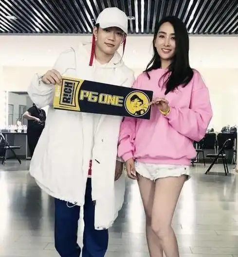 看看马苏同框pgone,再看看李小璐同框pgone,差距一目了然了
