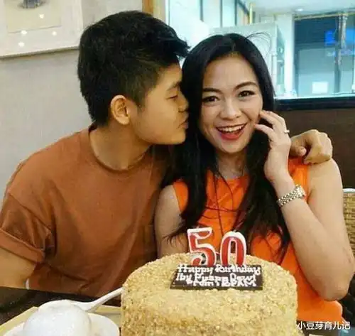 不老外婆网络走红,岁月似乎没留痕迹,如今抱孙女就像抱女儿
