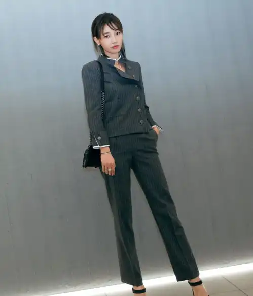 白百何穿灰色西装干练十足,短发加持秒变少女,网友你是最美的风景线
