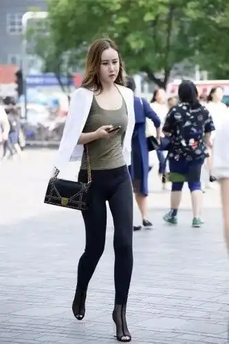 妹子,你这装扮也太自信了,把身份都暴露了,大街上真尴尬
