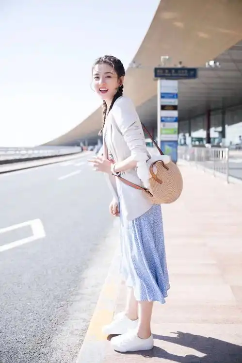 宋祖儿换回长发了,扎双马尾辫演绎早春甜美感穿搭,清纯又可爱
