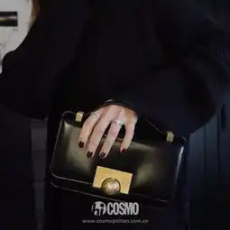 时髦办娜娜的包品持续走高,果然要靠小方包
