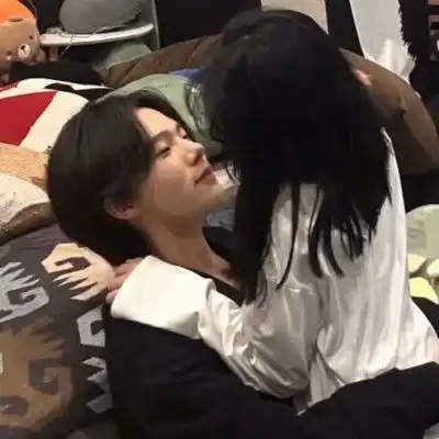 情侣头像有些委屈
