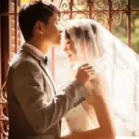 情侣各一只脚一左一右的图片
