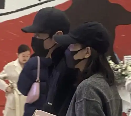 赵又廷高圆圆被偶遇看话剧,两人戴情侣帽,撇下女儿过二人世界
