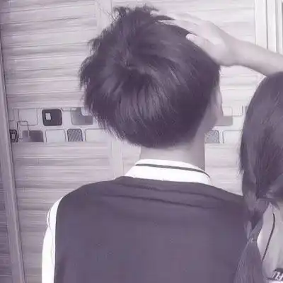 情侣头像摸头一人一半情侣头像图片摸头真人一对
