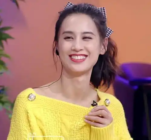 郑爽又内涵前男友,黄圣依的表情高深莫测,在场人一脸看好戏

