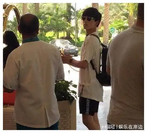 有种整容,叫路人镜头下的杨洋,他竟和荧幕前完全不同
