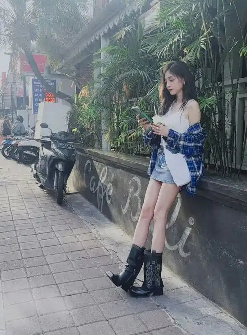 酷女孩吴宣仪街拍大赏,内裤外露是几个意思
