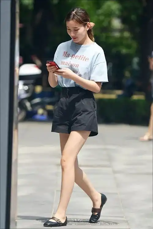 时尚路人街拍,美女们短裤短裙出街,一个比一个养眼
