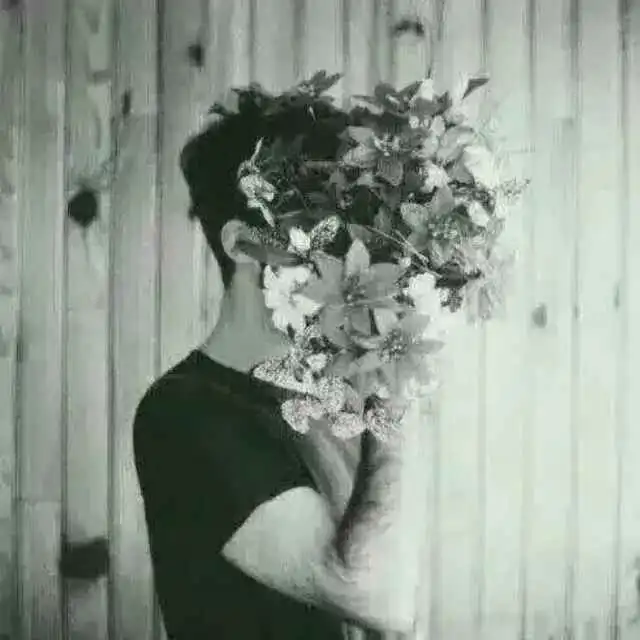 有两个黑白的情侣头像,花遮脸的情侣头像,下图是男图,跪求女图求大神解答,一定跟男图是情侣的啊求
