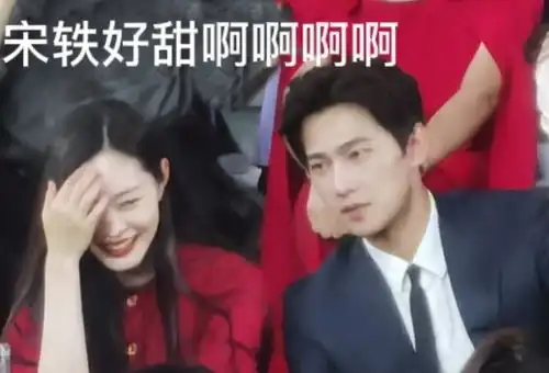 杨洋现实生活中长啥样现身汇演后台,路人的举动成焦点
