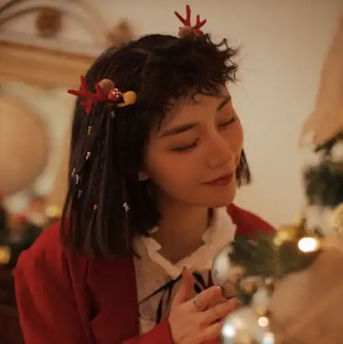 节日氛围感超强的圣诞女生头像
