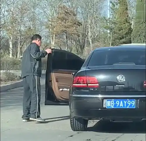 街上偶遇一位大叔,一身泥开大众辉腾,真是低调啊
