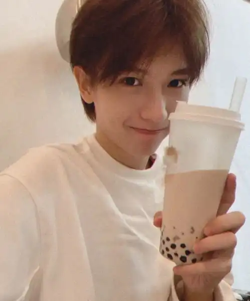 23岁十八线男星,被站姐曝故意灌醉粉丝,公司回应等最后结果
