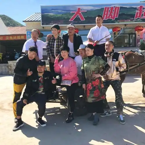 乡村爱情11顺利杀青赵本山出席关机仪式
