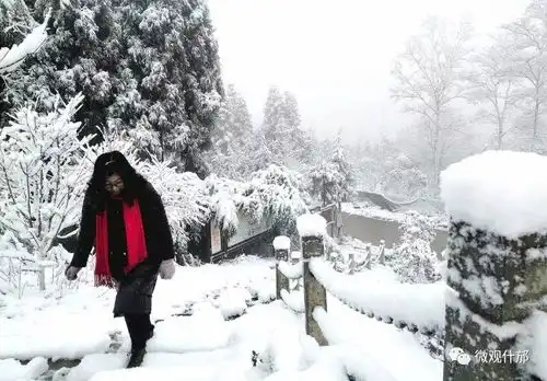 出来堆雪人啦一夜之间什邡的雪这么厚了,朋友圈已开启花式晒雪大赛
