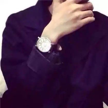 半身不露脸帅气男生头像,看起来比较成熟的男人
