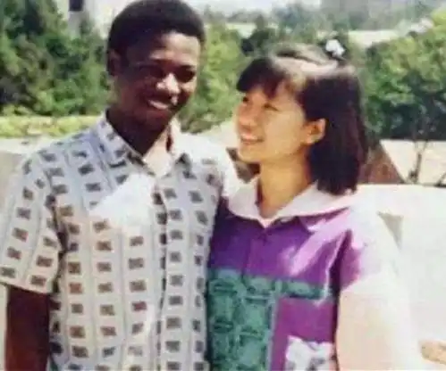 清华才女王丽红嫁非洲酋长儿子生4娃,办学校后同学再见认不出
