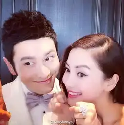 黄晓明baby戴情侣帽挽手逛街
