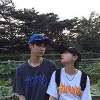 qq情侣头像一男一女楼房和树木都是模模糊糊的
