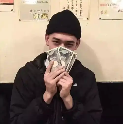初中扛把子桌里常放的3物,打火机不算啥,第3个学霸或许也有

