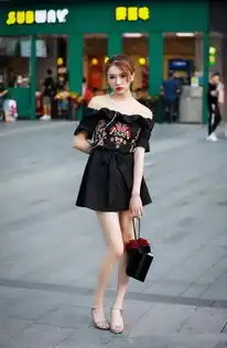 街拍美女搭配得非常简单时尚,夏天就需要小姐姐这种清爽的味道
