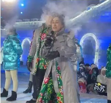 马苏东北商演,一身大花棉袄土味十足,同比陈慧琳气质碾压一大截
